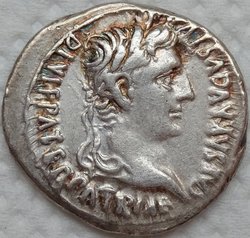 Augustus 2-1 v. Chr. Denar 3,86g Lyon RIC 207 A.jpg