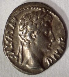 Augustus RIC 201a Av lvr – Kopi.JPG