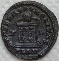 Constantinus I. 322-323 Follis 4,10g London R.jpg