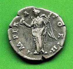 Denar Antoninus Pius C. 437 Rv. IMPERATOR II. Viktoria m. Kranz li. stehd..jpg