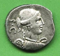 46 v. Chr. Denar. T. Carisius. Av. Viktoriabüste r. S C. Alb. 1438..jpg