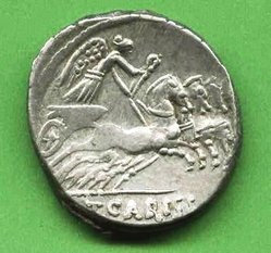 46 v. Chr. Denar. T. Carisius. Rv. Viktoria in Quadriga. r. T. CARISI..jpg