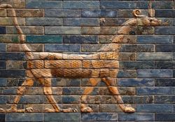 1280px-Mushkhusshu,_il_drago-serpente_raffigurato_sulla_porta_di_Ishtar_-_Pergamon_Museum,_Berlin.jpg