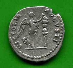 Denar Vespasianus C. 618 Rv. VICTORIA AVGVSTI. Vikt. vor Standarte bef..jpg