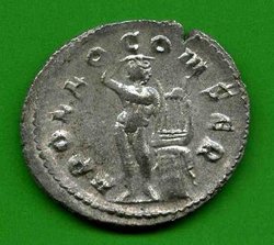 Ant. Gallienus C. 91 Rv. APOLLO CONSER. Apollo gegen Säule m. Lyra gelehnt..jpg