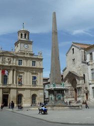 Arles-Rathausplatz.JPG