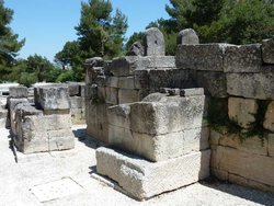 Glanum_Stadtmauer.JPG