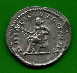 Ant. Herennius Etruscus C. 24 (a) Rv. PRINCIPI IVVENTUTIS. Apollo l. sitz..jpg