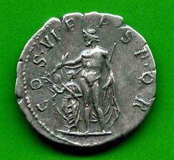 Traianus C. 108 Rv. COS VI PP SPQR. Jupiter n. l. steh. hält Blitz über kl. Kaiser..jpg