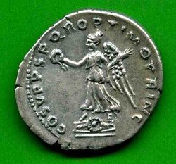 Traianus C. 77 Rv. COS V PP SPQR OPTIMO PRINC. Viktoria auf Schilden, mit Kranz..jpg