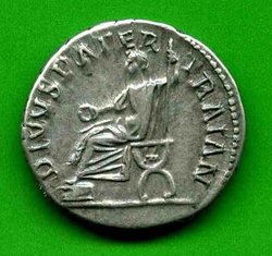 Denar Traianus C. 140 Rv. DIVVS PATER TRAIAN. Vater Traians l. sitzd..jpg