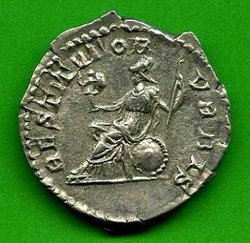 Denar Septimius Severus C. 606 (a) Rv. RESTITVTOR VRBIS. Roma li. sitzd..jpg