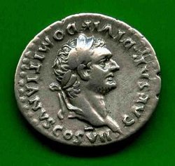 Denar Domitianus C. 390 Av. CAESAR DIVI F DOMITIANVS COS VII..jpg