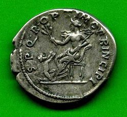 Denar Traianus C. 418 Rv. SPQR OPTIMO PRINCIPI. Pax sitzd, dav. Gefangener.jpg