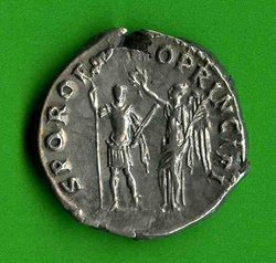 Denar Traianus C. 514 (a) Rv. SPQR OPTIMO PEINCIPI. Viktoria bekränzt den Kaiser..jpg