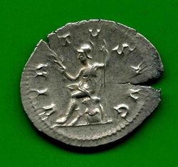 2. Exemplar Ant. Philippus I. C. 240 Rv. VIRTVS AVG. Virtus a. Rüstung l..jpg