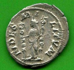 Denar Maximinus Thrax C. 7  Rv. FIDES MILITVM. Fides zw. 2 Feldzeich. stehd..jpg