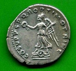 Denar Traianus C. 77 Rv. COS V PP SPQR OPTIMO PRINC. Viktoria auf Schilden, mit Kranz..jpg