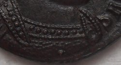 Constantinus I. RIC 341 Detail Kürass.JPG