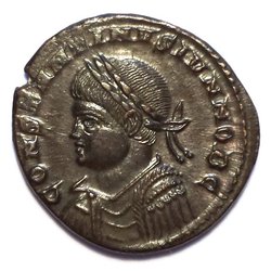 RIC 479, S 337-340 Constantinus II. Av.jpg