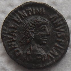 Valentinianus II. 384-387 Halb-Centenionalis 1,41g Siscia RIC 39a A.JPG