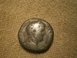 Römische Münze mit Fortuna auf RS verkl..jpg