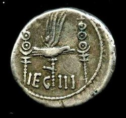 Denar M. Antonius 30 v. Rs. LEG III. Standarte zw. 2 Feldzeichen.jpg