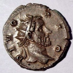 Antoninus Pius Antoninian unter Decius Av.JPG