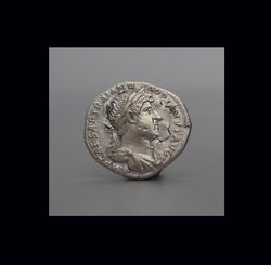 Denar Hadrian RIC 137 Var.sa. Avers.jpg