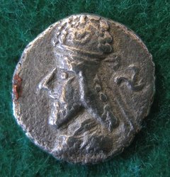 1. Jhd.n. Fürst Y, Hemidrachme  (1).JPG