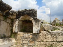 Hierapolis_Plutonion.jpg