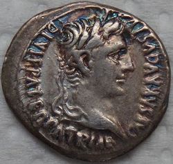Augustus 2-1 v. Chr. Denar 3,86g Lyon RIC 207 A.JPG