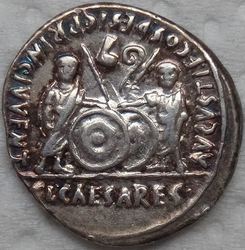 Augustus 2-1 v. Chr. Denar 3,86g Lyon RIC 207 R.JPG