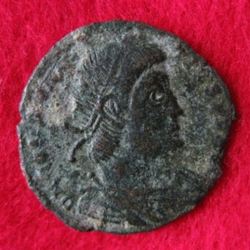 Maiorina,Jul.-Aug. 353 Trier Poemenius, RIC 332 (1).JPG