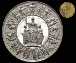 Medaille - Kullrich - Auf den triumphalen Einzug des Kaisers und des Heeres in Berlin 1871 - Sommer K 72 in Zinn - RV mit Maßstab.jpg