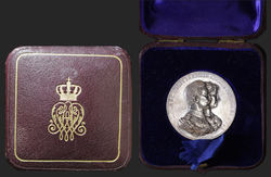 Medaille - Staatsmedaille Ehejubiläum Kaiser Wilhelm II. - 2. Version in Silber -AV im Etui.jpg