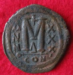 0527-0565 Justinian I., Follis, J 31 Konst. 4.Of., So 4,20 (2).JPG