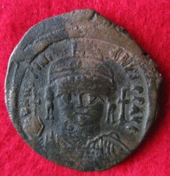 0527-0565 Justinian I., Follis, J 31 Konst. 4.Of., So 4,20 (1).JPG