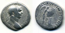Trajan irregulär, Victoria beschreibt Schild.jpg