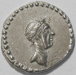 Julius-Caesar-Denar-79.jpg