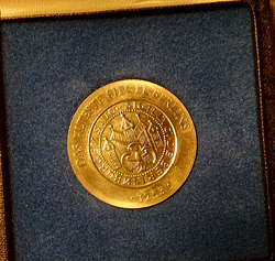 Medaille Berlin Hauptstadt der DDR Rückseite.gif