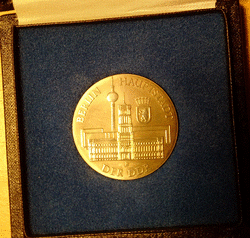 Medaille Berlin Hauptstadt der DDR Vorderseite.gif