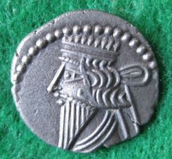 140 Mithradates IV. Drachme, Ekbatana, Sellw (1).JPG