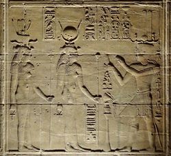 Philae_Isistempel_Relief_01.jpg