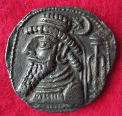 1.Jhd.v-2.n. Unbek.früher Arsakide, Bi-Tetradrachme, vH 10.3,1-1Ad (1).JPG