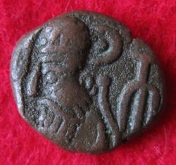 2.Jhd.n. Orodes III. AE-Drachme, vH 16.2,1-2A (1).JPG