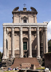 424px-Antoninus_Pius_och_Faustinas_tempel.jpg