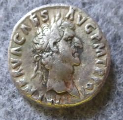 Nerva Denar Priestergeräte AV.jpg