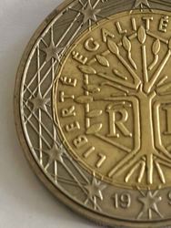 2 Euro gefälscht Detail 2.jpg