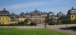 schloss_527x248.jpg